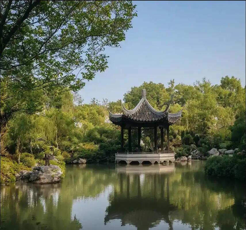 青岛逃离餐饮有限公司